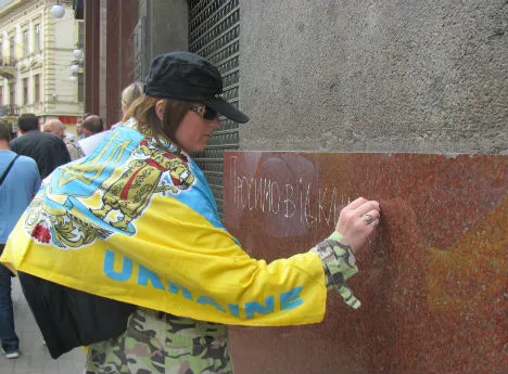 У Львові бойкотують російські банки, та співають «Раша ґудбай» (Фоторепортаж) — фото 5