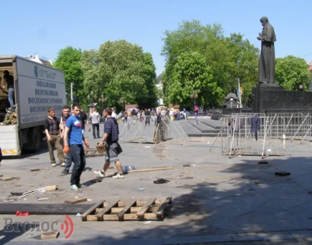 У Львові демонтували сцену місцевого Євромайдану (Фото) — фото 4