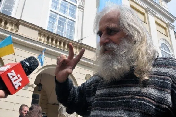 На фасаді Ратуші розмістили прапор з Майдану, який пережив найкривавіше протистояння (Фото) — фото 2