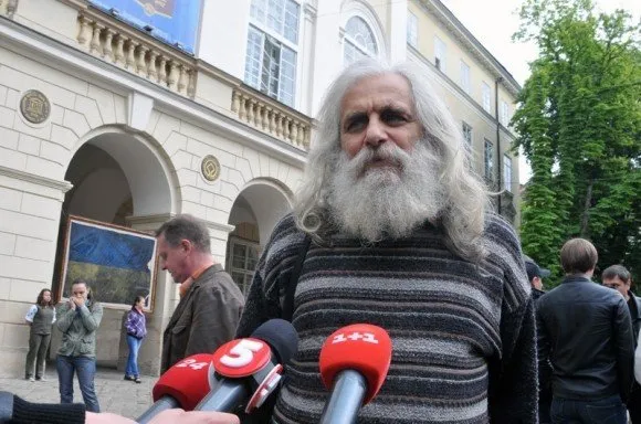 На фасаді Ратуші розмістили прапор з Майдану, який пережив найкривавіше протистояння (Фото) — фото 4