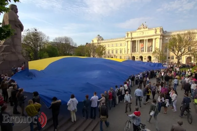 Велетенський прапор України розгорнули у Львові (Фото) — фото 3