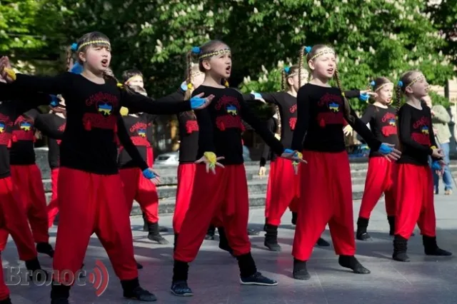 У Львові влаштували патріотичний флешмоб (Фоторепортаж) — фото 2