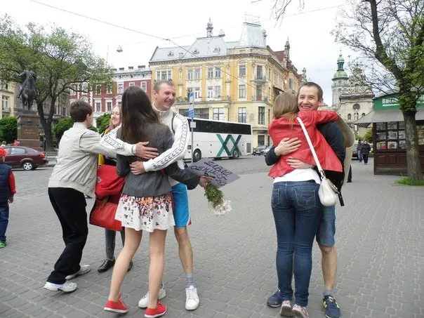 У центрі Львова відбулась «Вільні обійми» (Фоторепортаж) — фото 1