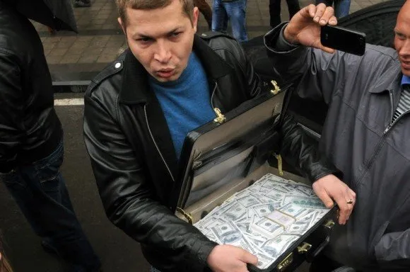 Під будівлею Львівської ОДА сталася сутичка між мітингувальниками (Фоторепортаж) — фото 3