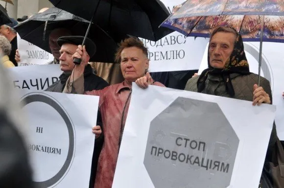 Під будівлею Львівської ОДА сталася сутичка між мітингувальниками (Фоторепортаж) — фото 4