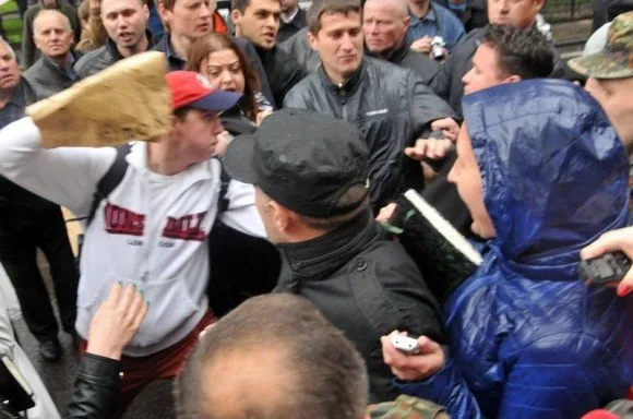 Під будівлею Львівської ОДА сталася сутичка між мітингувальниками (Фоторепортаж) — фото 5