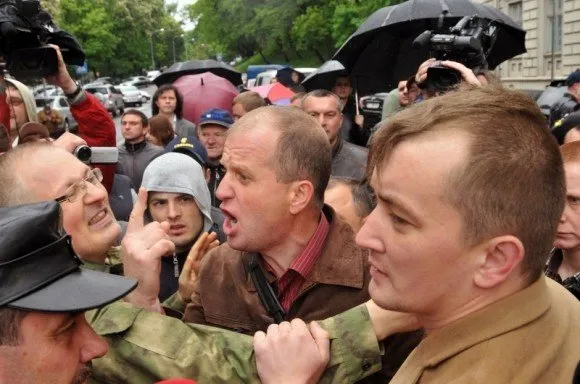 Під будівлею Львівської ОДА сталася сутичка між мітингувальниками (Фоторепортаж) — фото 6