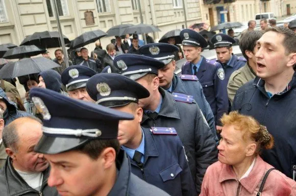 Під будівлею Львівської ОДА сталася сутичка між мітингувальниками (Фоторепортаж) — фото 7