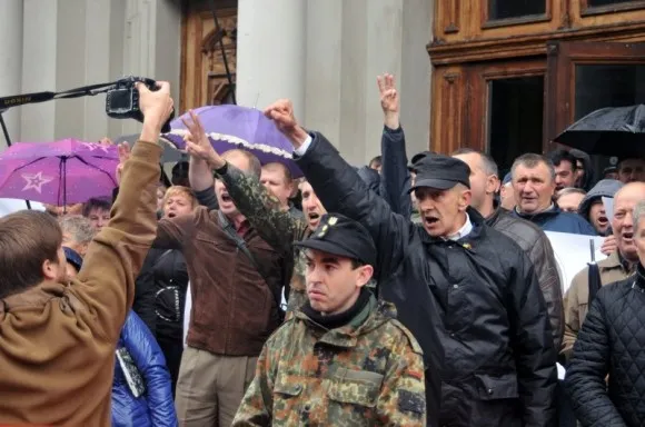 Під будівлею Львівської ОДА сталася сутичка між мітингувальниками (Фоторепортаж) — фото 8