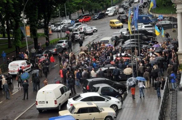 Під будівлею Львівської ОДА сталася сутичка між мітингувальниками (Фоторепортаж) — фото 9