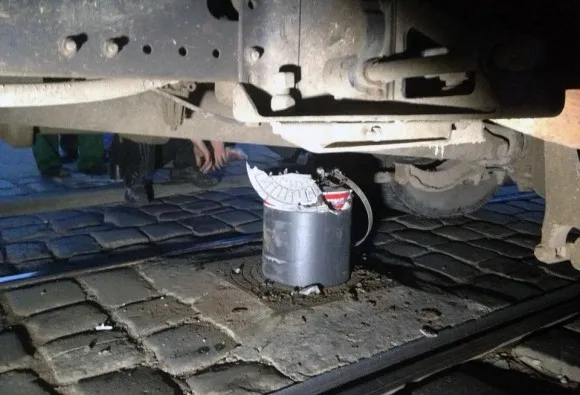 У Львові знову пошкодили болларди. Цього разу, це зробив сміттєвоз (Фото) + (Відео) — фото 1