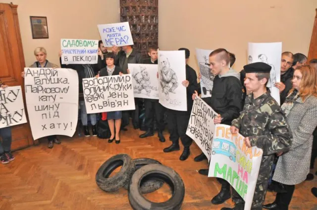 Сьогодні біля міськради Львова влаштували багаточисельний пікет (Фоторепортаж) — фото 1