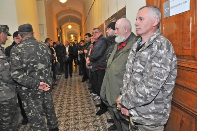 Сьогодні біля міськради Львова влаштували багаточисельний пікет (Фоторепортаж) — фото 2