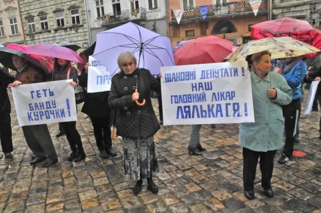 Сьогодні біля міськради Львова влаштували багаточисельний пікет (Фоторепортаж) — фото 5