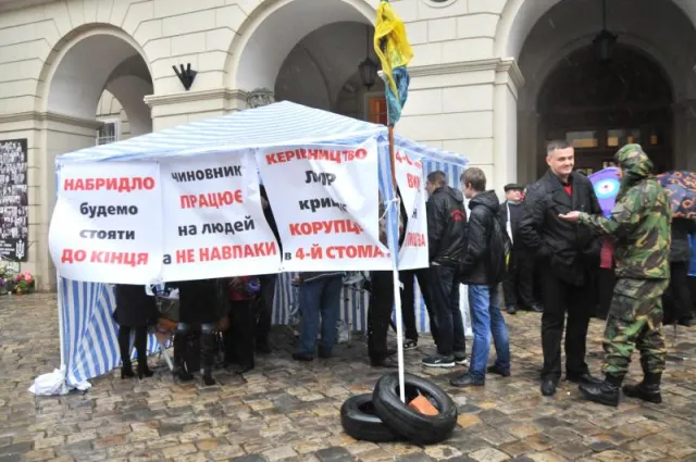 Сьогодні біля міськради Львова влаштували багаточисельний пікет (Фоторепортаж) — фото 6