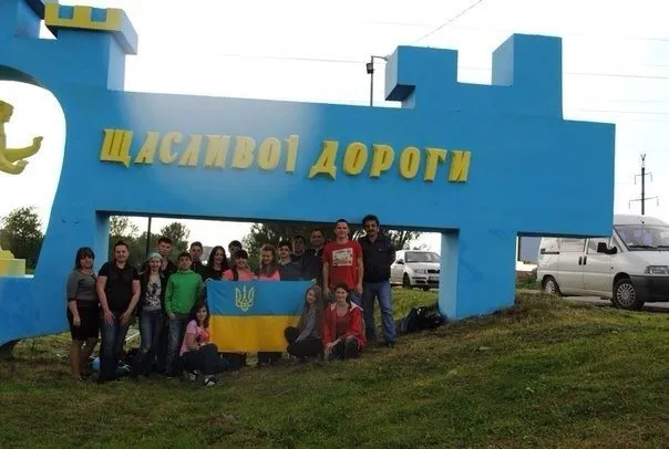 Активісти розфарбували пам'ятний знак при дорозі до Львова — фото 1