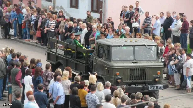 На Львівщині створили живий ланцюг пам’яті за загиблими вертолітниками (Фото) — фото 1