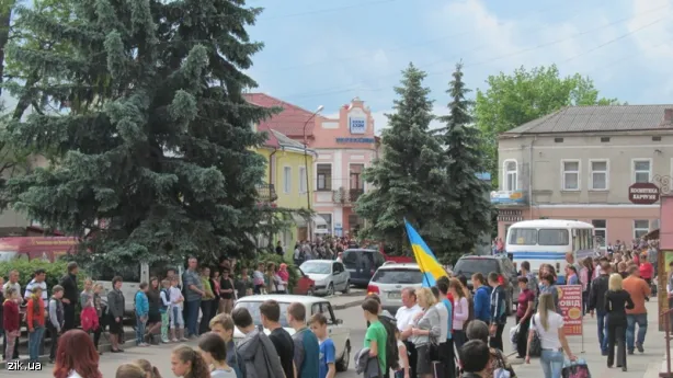 На Львівщині створили живий ланцюг пам’яті за загиблими вертолітниками (Фото) — фото 2