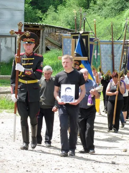 На Львівщині попрощалась із солдатом, який загинув на сході (Фото) — фото 1