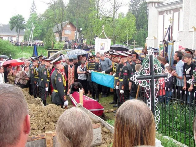 На Львівщині попрощалась із солдатом, який загинув на сході (Фото) — фото 2