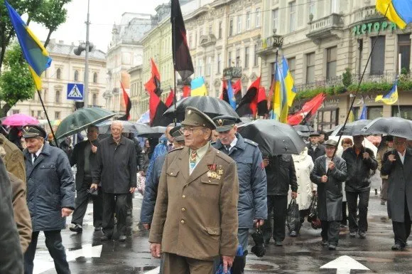 У Львові відбулося урочисте віче, присвячене Святу Героїв (Фото) — фото 2