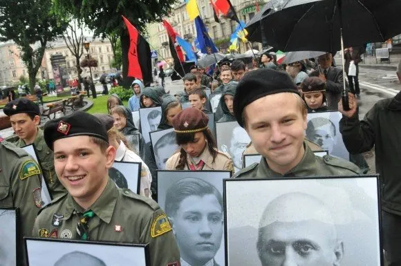 У Львові відбулося урочисте віче, присвячене Святу Героїв (Фото) — фото 3