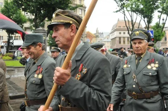 У Львові відбулося урочисте віче, присвячене Святу Героїв (Фото) — фото 4