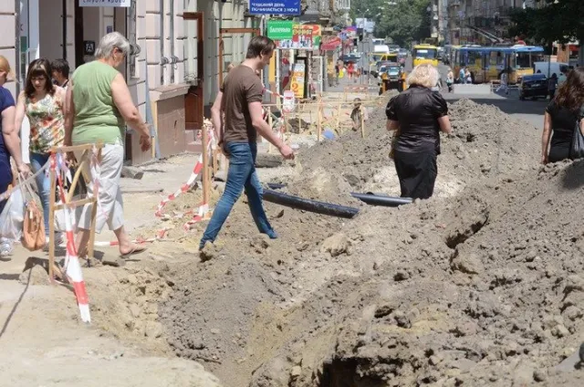 Вул. Куліша ремонтуватимуть ціле літо. Асфальт мають замінити бруківкою, також прокладуть велодоріжку (Фото) — фото 4