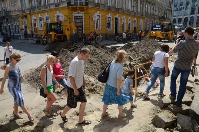 Вул. Куліша ремонтуватимуть ціле літо. Асфальт мають замінити бруківкою, також прокладуть велодоріжку (Фото) — фото 5