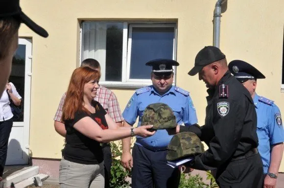 Представники Самооборони передали батальйону «Львів» 45 військових касок (Фото) — фото 1