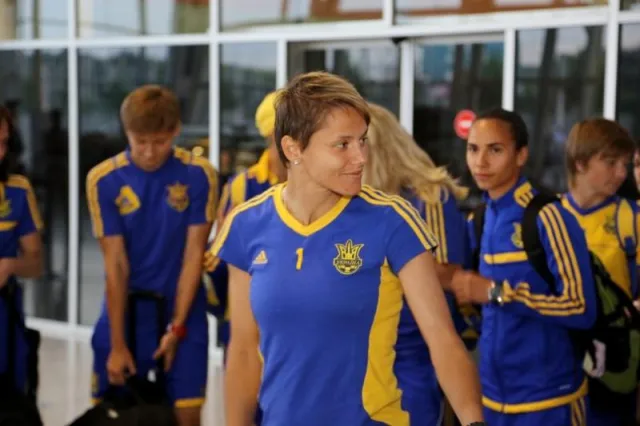До Львова прилетіла жіноча збірна України з футболу (Фоторепортаж) — фото 3