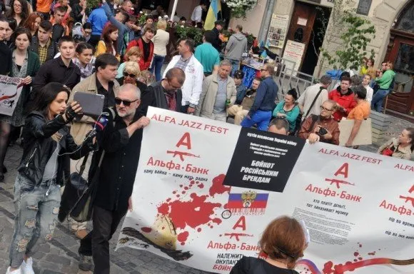 У Львові провели жалобну ходу за загиблими українцями в зоні АТО (Фоторепортаж) — фото 3