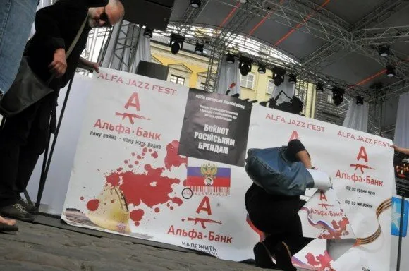 У Львові провели жалобну ходу за загиблими українцями в зоні АТО (Фоторепортаж) — фото 4