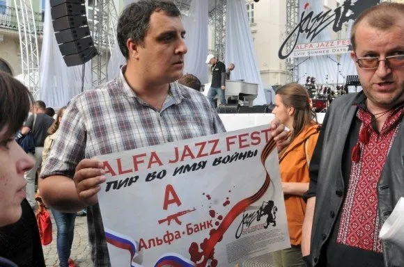У Львові провели жалобну ходу за загиблими українцями в зоні АТО (Фоторепортаж) — фото 5
