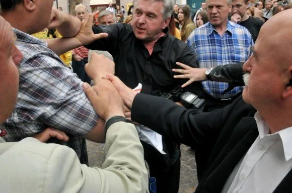 У Львові провели жалобну ходу за загиблими українцями в зоні АТО (Фоторепортаж) — фото 6