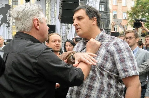 У Львові провели жалобну ходу за загиблими українцями в зоні АТО (Фоторепортаж) — фото 7