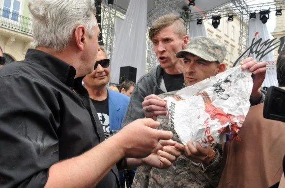 У Львові провели жалобну ходу за загиблими українцями в зоні АТО (Фоторепортаж) — фото 8