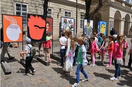 Перед входом у львівську Ратушу відкрили виставку серії плакатів видатних письменників — фото 1