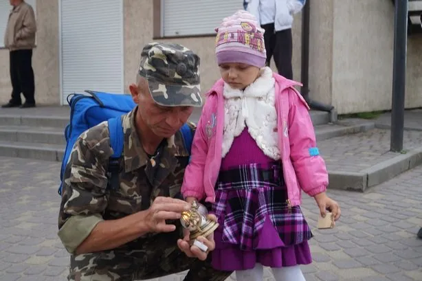 На Львівщині зустрічали кортеж з домовиною загиблого на Сході лампадками пам’яті (Фото) — фото 2