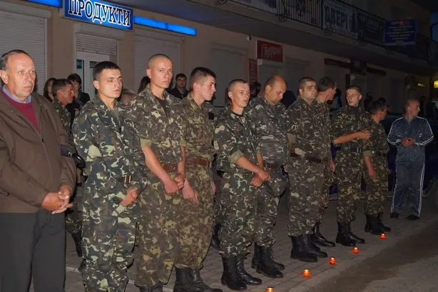 На Львівщині зустрічали кортеж з домовиною загиблого на Сході лампадками пам’яті (Фото) — фото 3