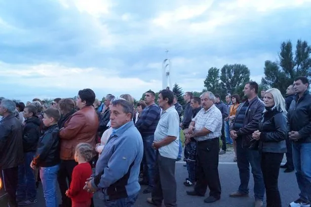 На Львівщині зустрічали кортеж з домовиною загиблого на Сході лампадками пам’яті (Фото) — фото 5