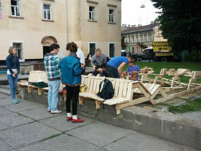 На площі Митній з’явилися лавки, на яких можна не тільки посидіти, а й полежати (Фото) — фото 2
