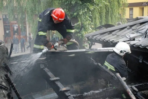 Кафе «Перлина Львова» гасили 30 пожежників (Фото) + (Відео) — фото 1
