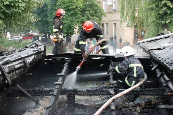 Кафе «Перлина Львова» гасили 30 пожежників (Фото) + (Відео) — фото 2