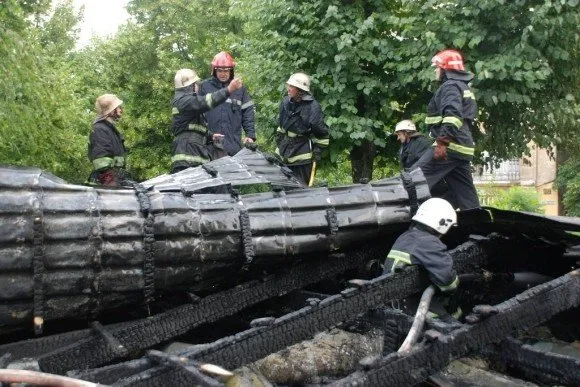 Кафе «Перлина Львова» гасили 30 пожежників (Фото) + (Відео) — фото 3