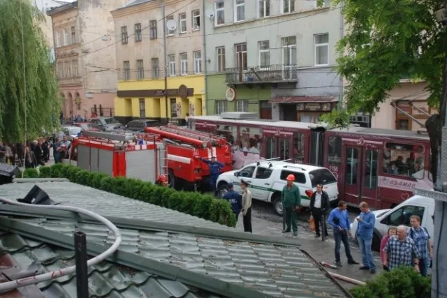 Кафе «Перлина Львова» гасили 30 пожежників (Фото) + (Відео) — фото 5