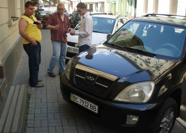 Активісти «ощасливили» біля двохсот автомобілів наліпками «Я паркуюсь як окупант» (Фото) — фото 3