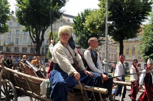 Центром міста пройшла колона історичних реконструкторів в одностроях українських воїнів різних епох (Фоторепортаж) — фото 1