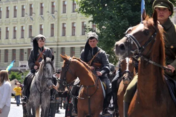 Центром міста пройшла колона історичних реконструкторів в одностроях українських воїнів різних епох (Фоторепортаж) — фото 2
