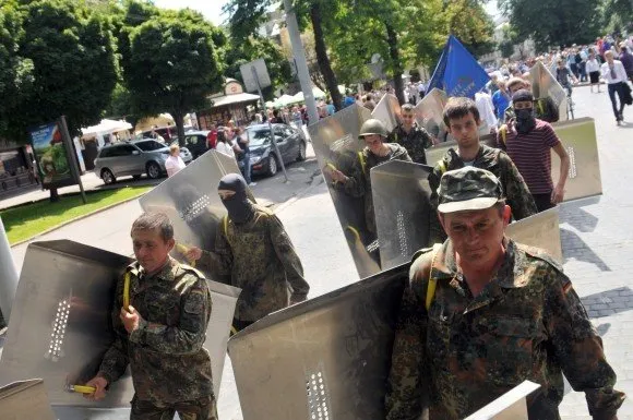 Центром міста пройшла колона історичних реконструкторів в одностроях українських воїнів різних епох (Фоторепортаж) — фото 4